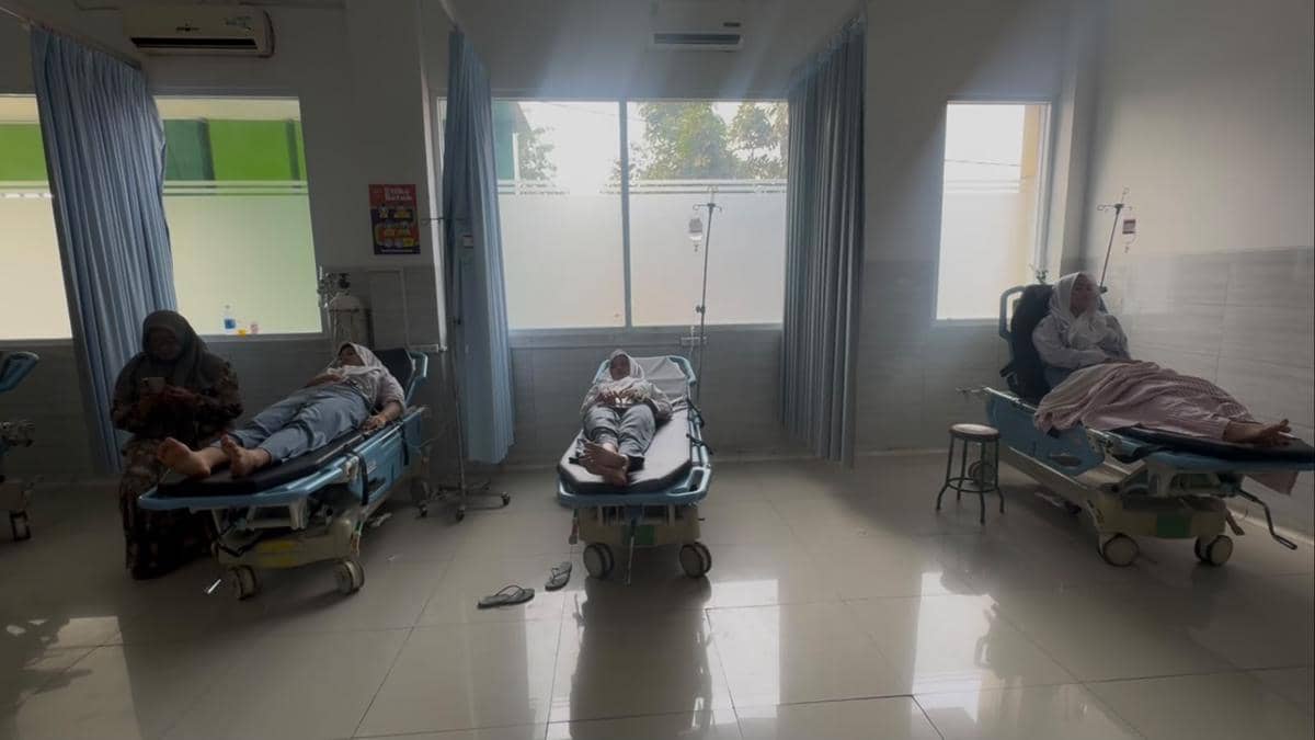 Puluhan siswa MAN 2 Rembang (MAN Lasem) diduga keracunan Makan Bergizi Gratis MBG), Selasa (8/9/2026). (Dok. IDN Times)