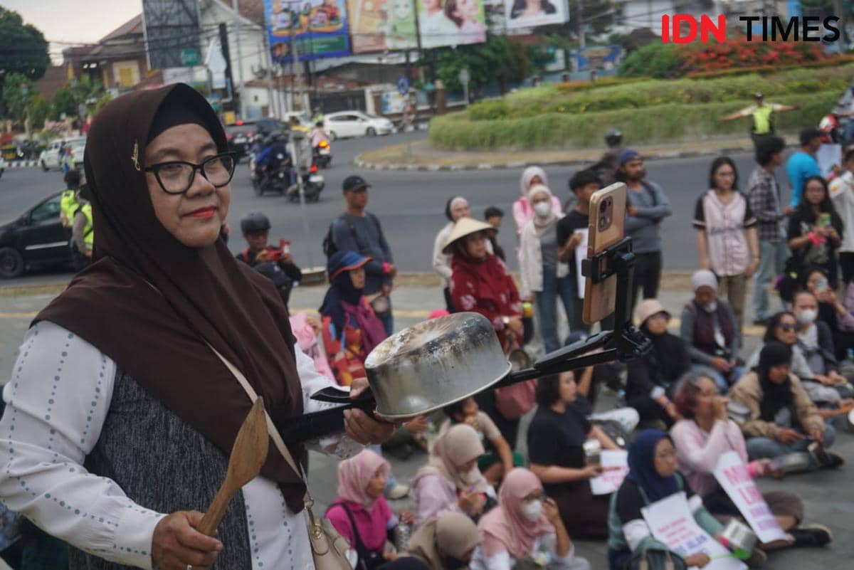 Desak Stop MBG, Emak-Emak Pukul Panci dari Tugu Jogja ke UGM 
