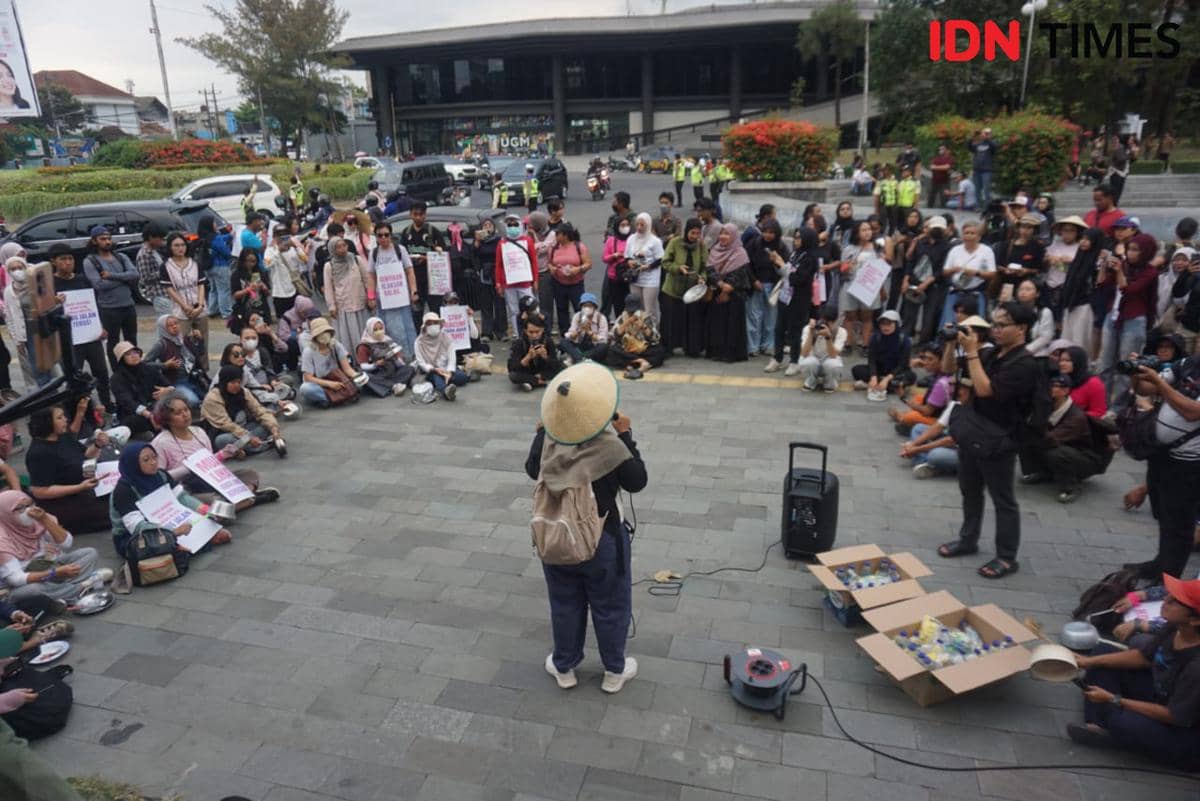 Kelompok Suara Ibu Indonesia (SII) Yogyakarta kembali menggelar aksi turun ke jalan dan mendesak pemerintah menghentikan program Makan Bergi