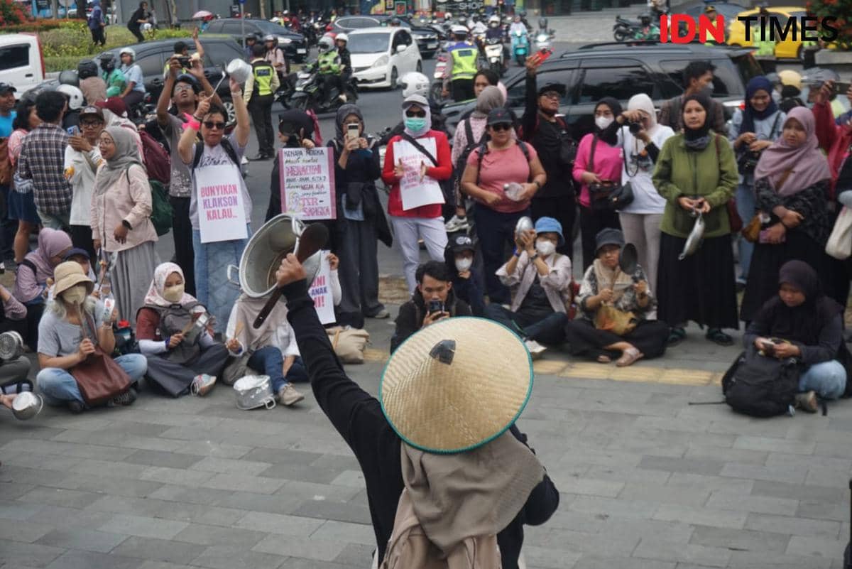 Kelompok Suara Ibu Indonesia (SII) Yogyakarta kembali menggelar aksi turun ke jalan dan mendesak pemerintah menghentikan program Makan Bergi