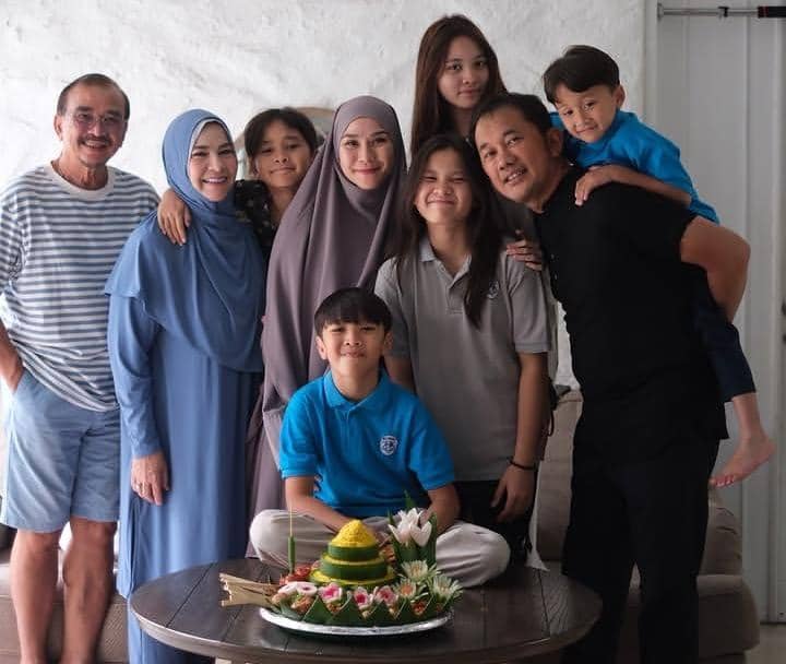 Artis Menikah dengan Duda yang Usianya Jauh Lebih Tua