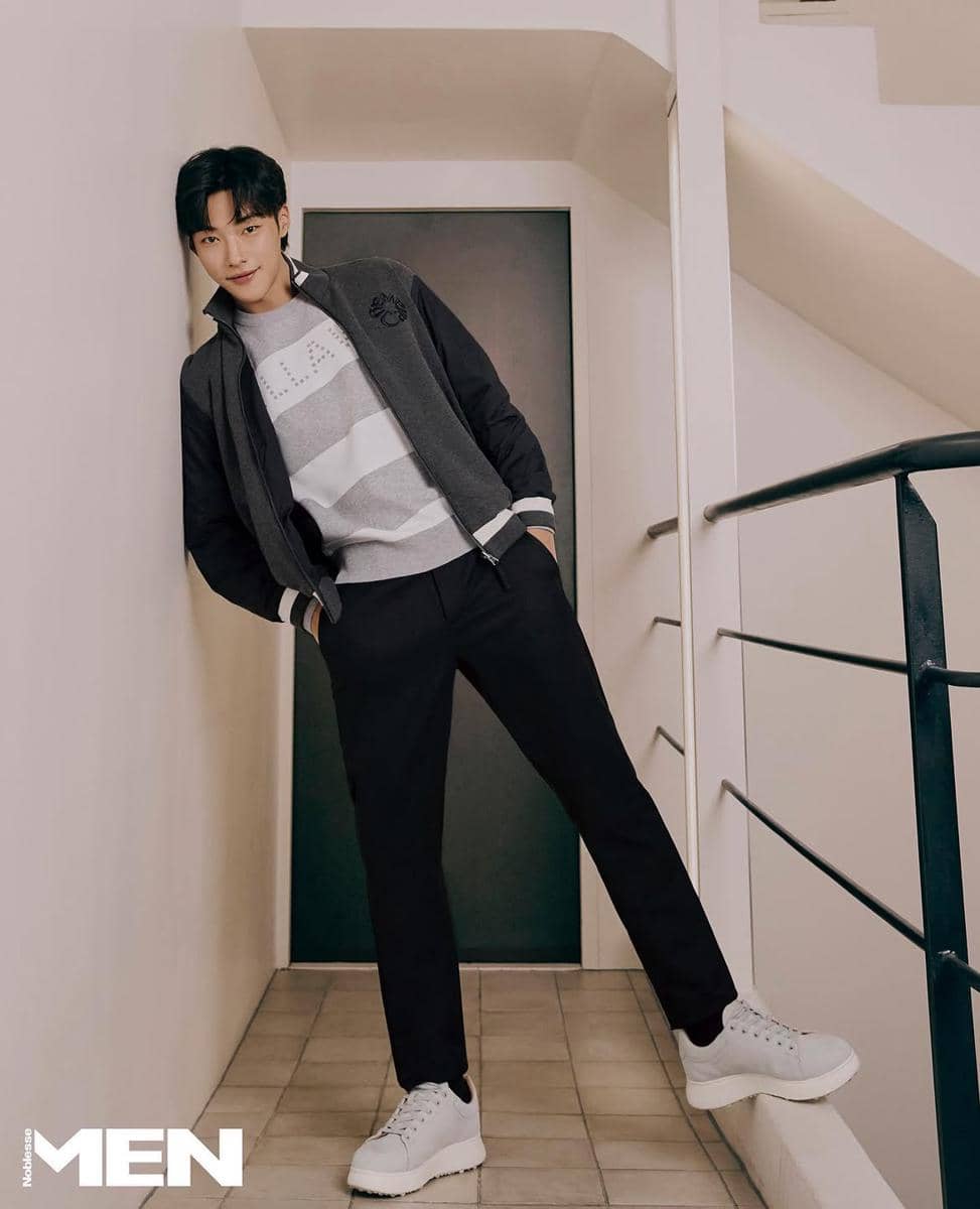Woo Do Hwan bergaya kasual dengan kaus lengan pendek untuk OOTD santai saat cafe hopping.