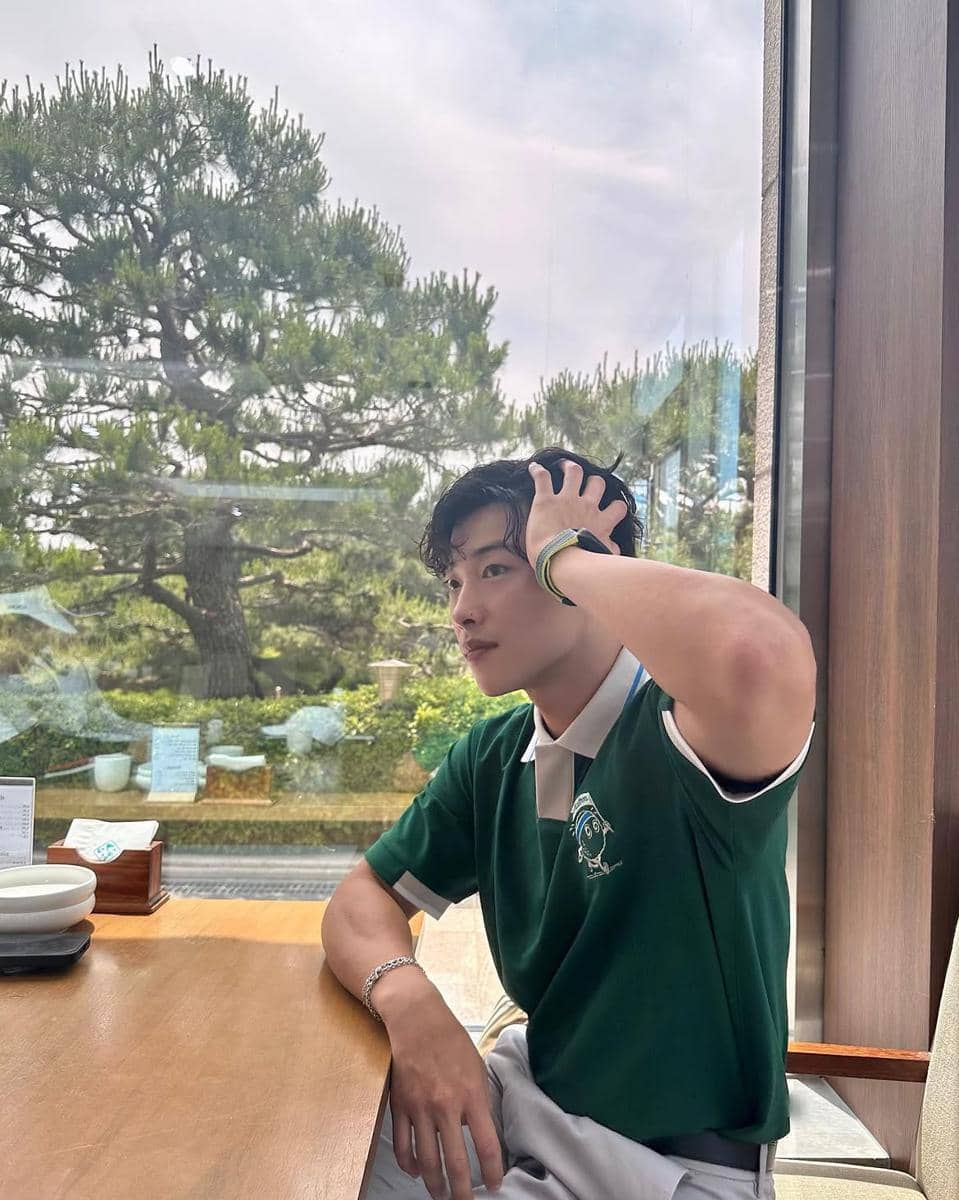 Woo Do Hwan mengenakan kaus lengan pendek bergaya kasual dengan nuansa santai untuk OOTD saat cafe hopping.