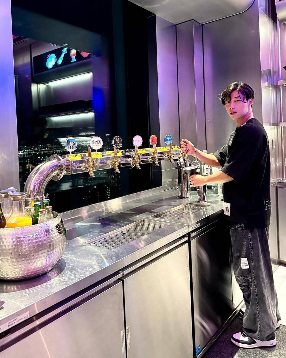 Woo Do Hwan mengenakan kaus lengan pendek untuk OOTD santai saat cafe hopping, dipadukan dengan gaya kasual modern.