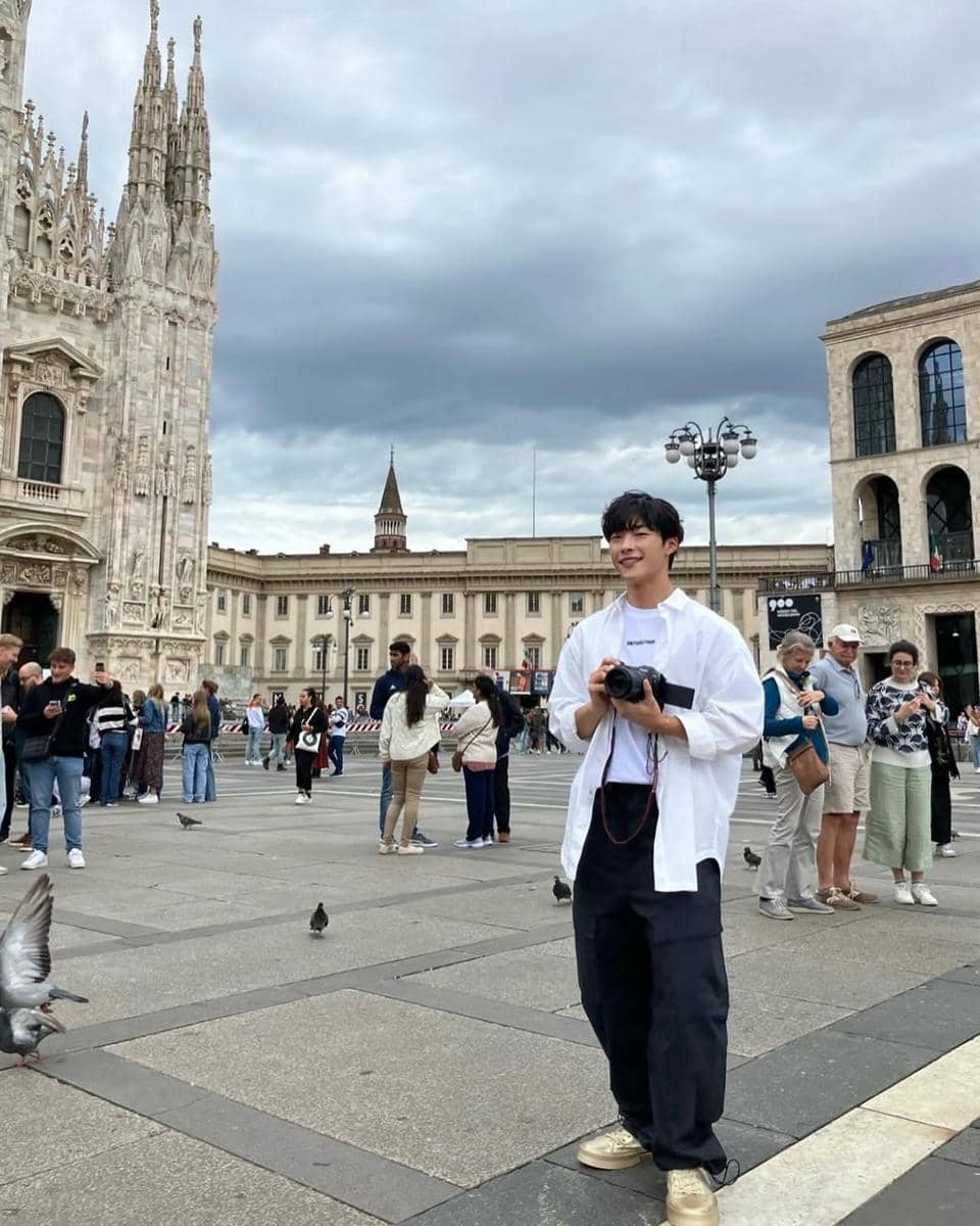 Pria bergaya kasual mengenakan kaus lengan pendek saat cafe hopping, terinspirasi gaya Woo Do Hwan.