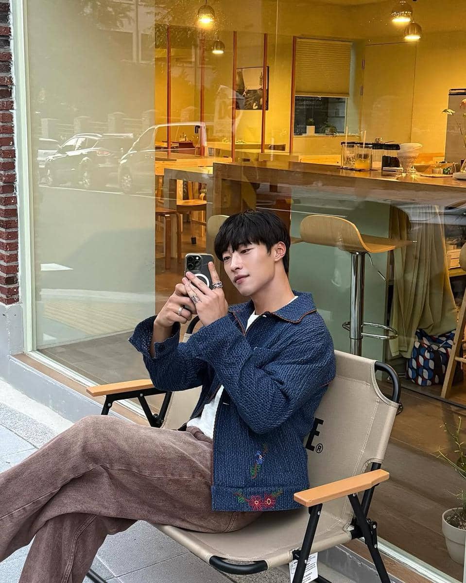 Woo Do Hwan mengenakan kaus lengan pendek untuk inspirasi OOTD kasual santai saat cafe hopping di kafe.