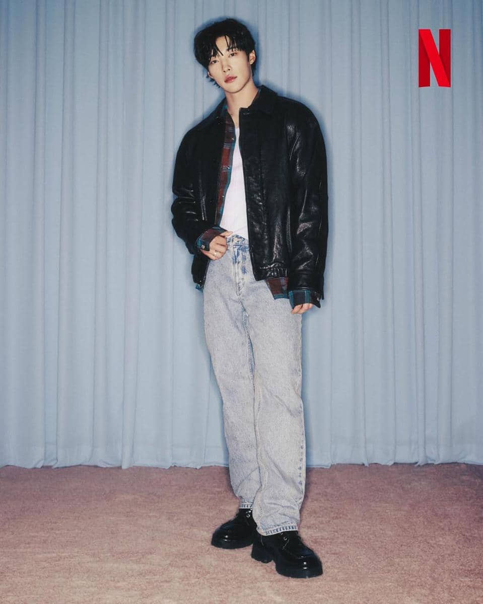 Woo Do Hwan mengenakan kaus lengan pendek untuk gaya OOTD santai bernuansa kasual saat cafe hopping.