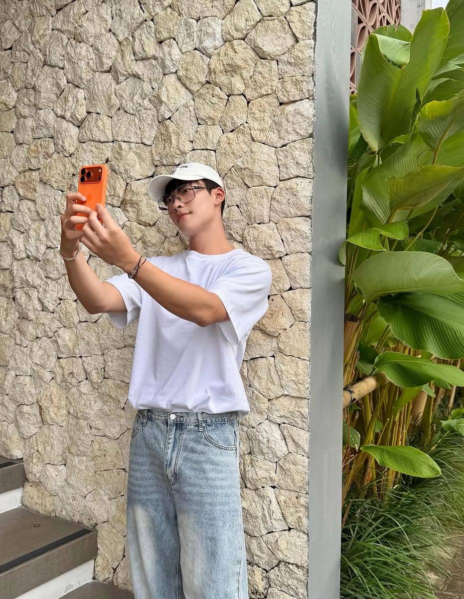 Woo Do Hwan mengenakan kaus lengan pendek bernuansa gelap untuk gaya OOTD santai saat cafe hopping.