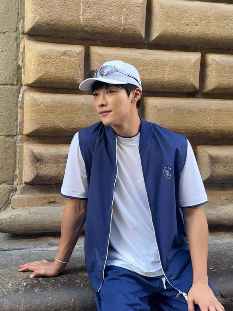 Woo Do Hwan mengenakan kaus lengan pendek bergaya kasual untuk inspirasi OOTD saat cafe hopping.