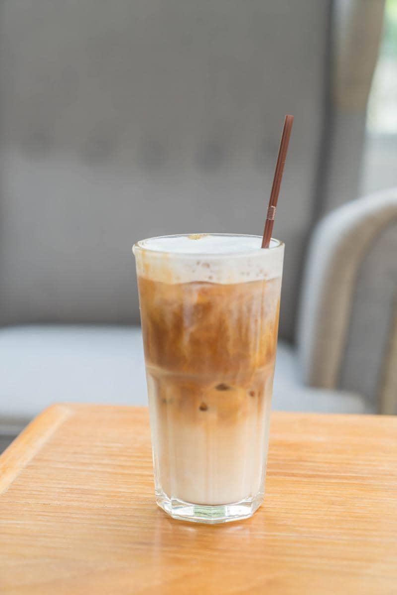 ilustrasi hojicha butterscotch oat latte