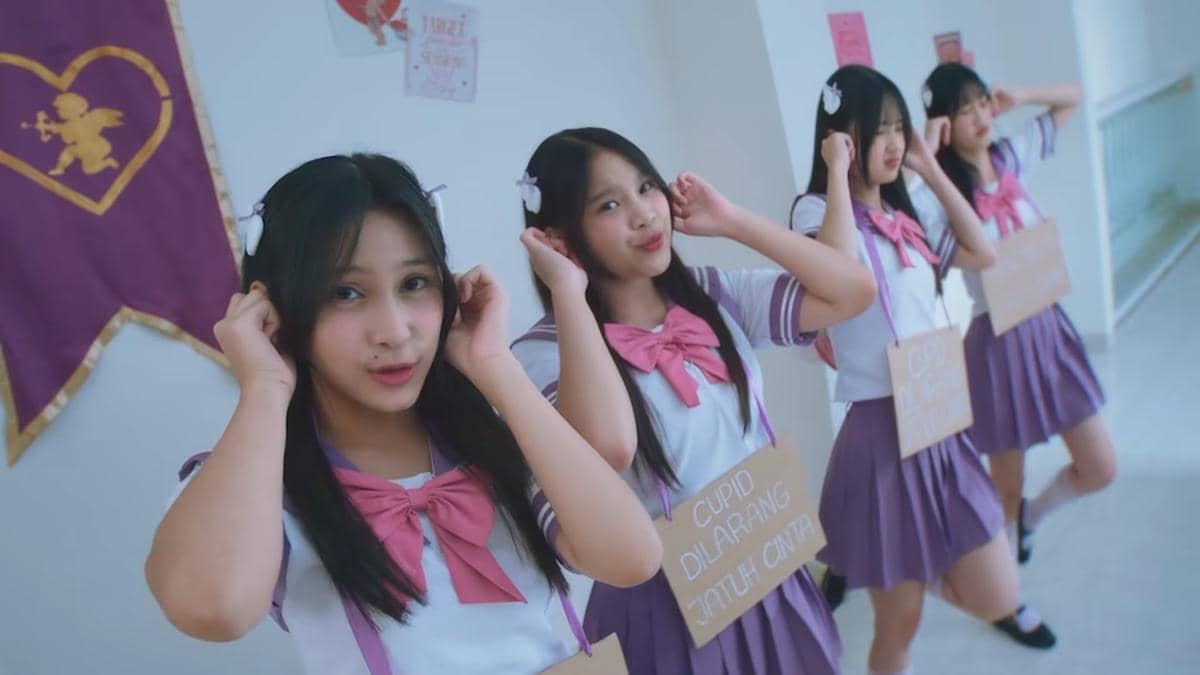 Cuplikan video musik Bagai Cinta Pertama oleh JKT48 Trainee yang diunggah melalui kanal YouTube JKT48.