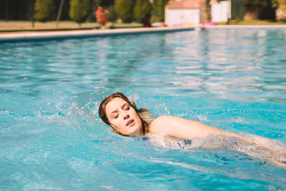 ilustrasi perempuan berenang