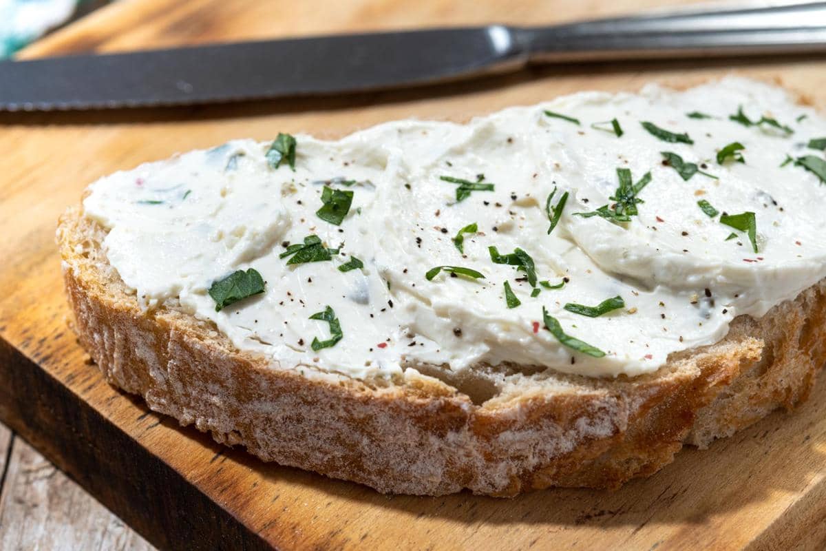 ilustrasi cottage cheese toast creamy