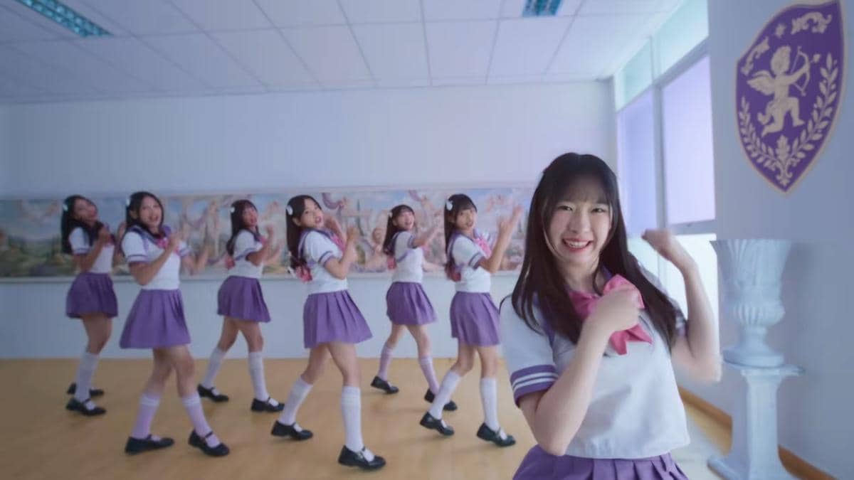 Para trainee JKT48 tampil dalam cuplikan video musik “Bagai Cinta Pertama” yang diunggah di kanal YouTube JKT48.