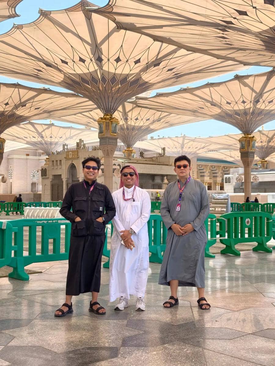 Potret anggota Grind Boys berpose bersama dalam perjalanan ibadah umrah di Tanah Suci, diunggah melalui Instagram.