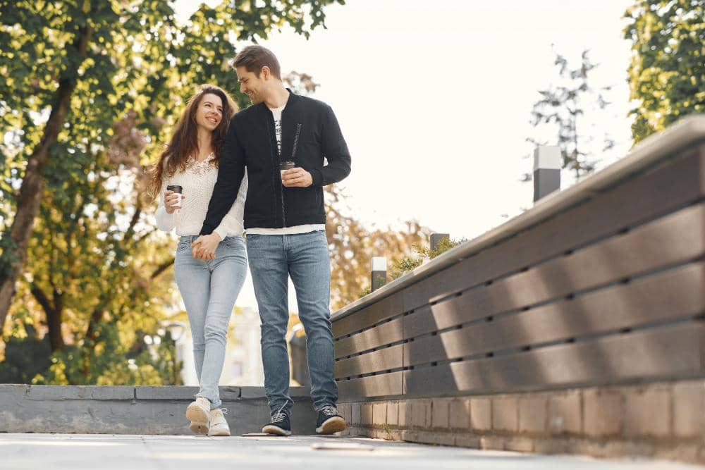 Ilustrasi quality time pasangan yang menikmati kebersamaan sambil bercengkerama dalam suasana hangat dan romantis.