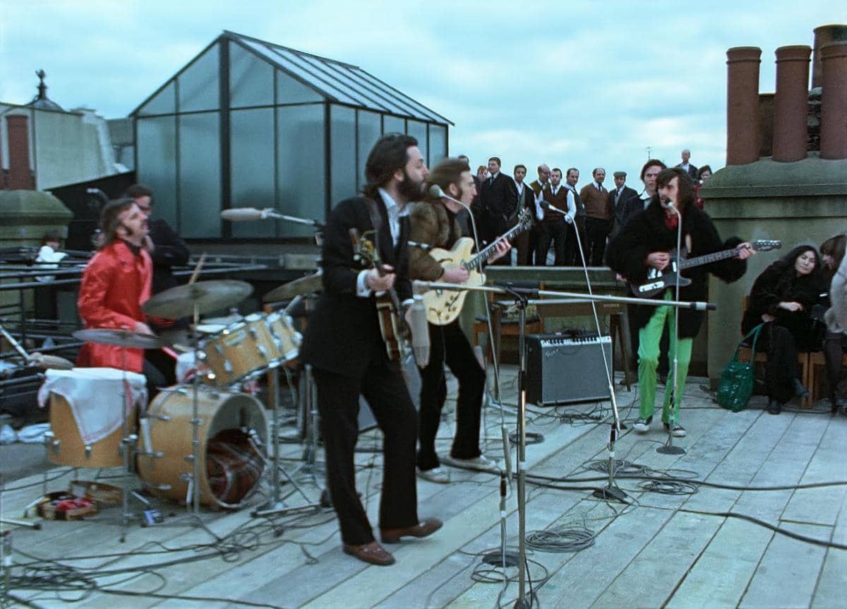 Empat anggota The Beatles berada di studio dalam cuplikan dokumenter The Beatles: Get Back yang direkam.