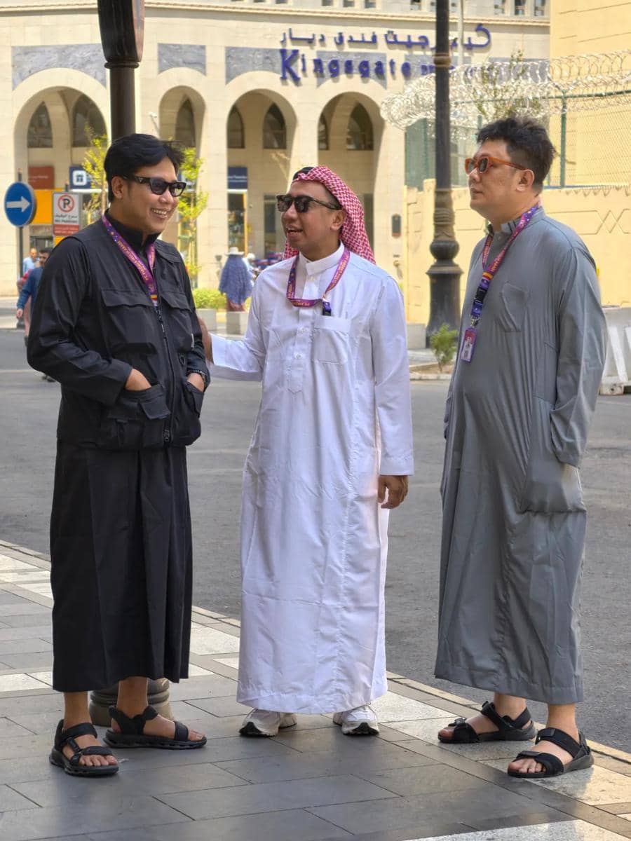 Para anggota Grind Boys berpose bersama dengan latar suasana Masjidil Haram saat menjalankan ibadah umrah.