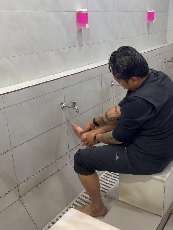 Potret sejumlah anggota Grind Boys saat menjalankan ibadah umrah dengan latar Masjidil Haram di Makkah.