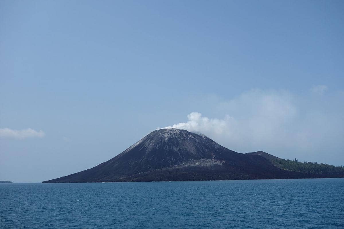 Gunung Anak Krakatau di Selat Sunda antara Jawa dan Sumatra di Indonesia.