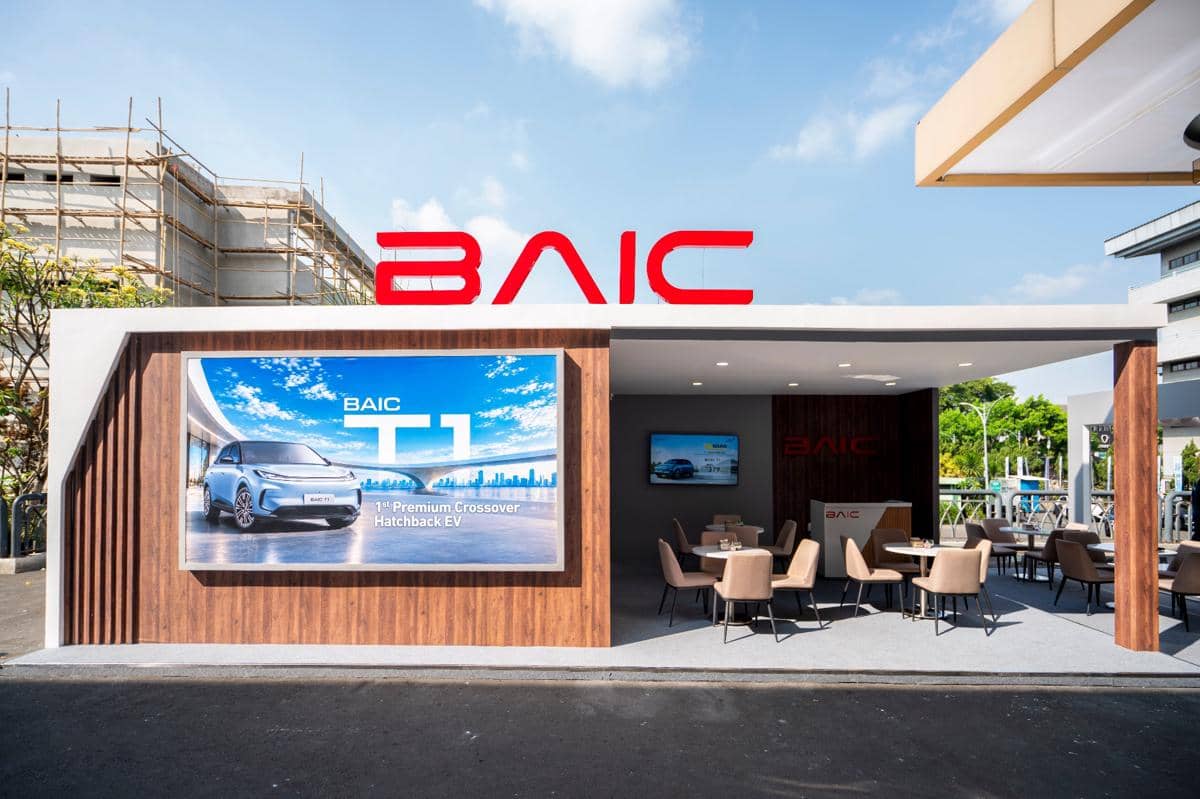Booth BAIC di ajang GIIAS Bandung dengan area pameran kendaraan, papan informasi, dan identitas merek BAIC.