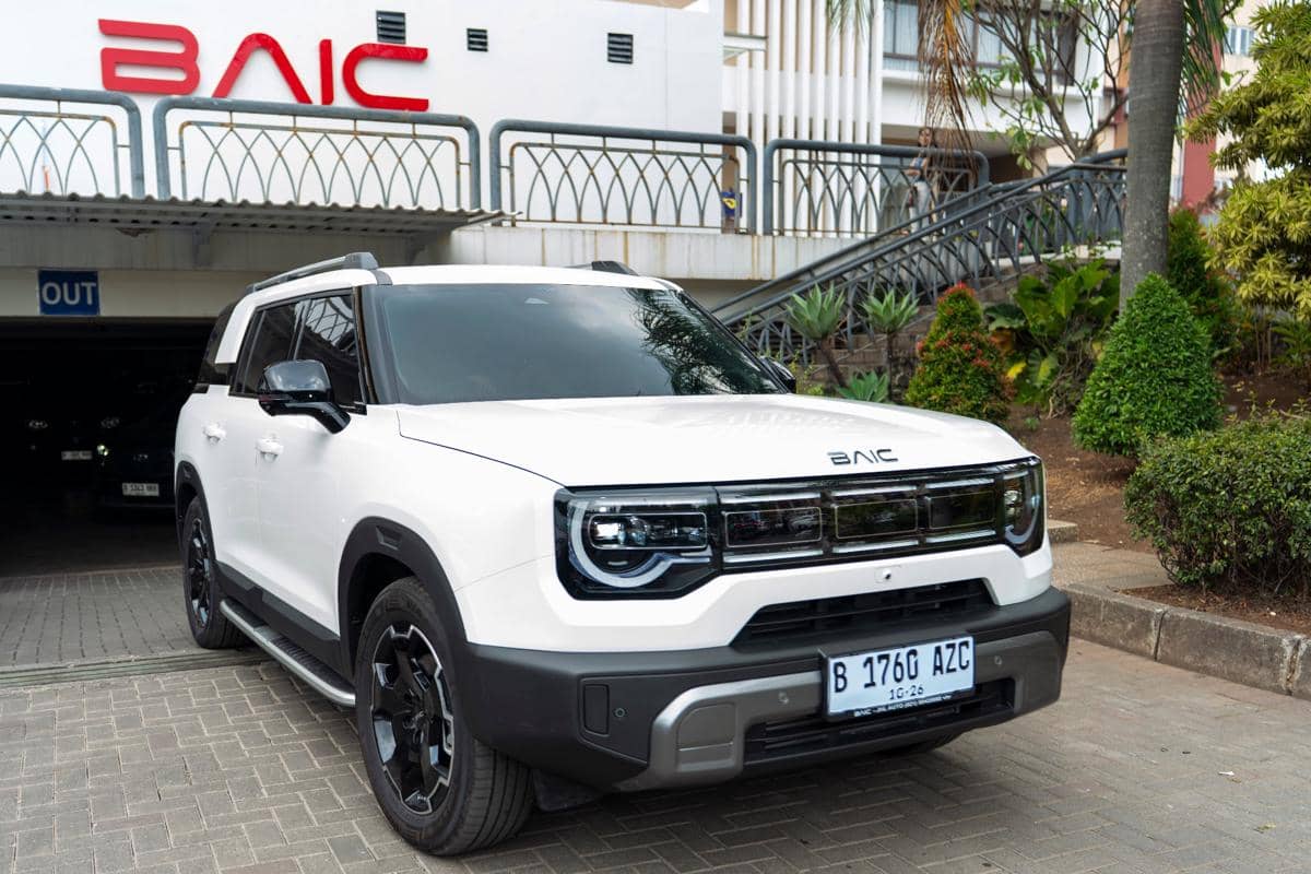 Pengunjung berkesempatan mencoba kendaraan BAIC melalui sesi test drive yang tersedia di area pameran otomotif.