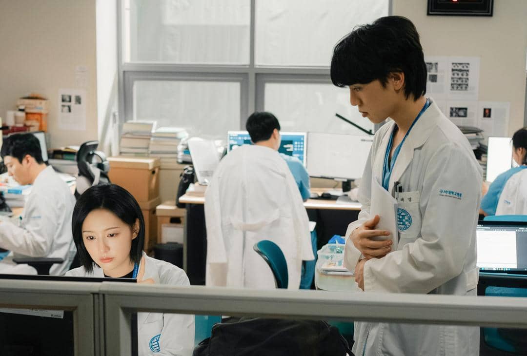 Still cut drama Korea Doctor X dari akun Instagram resmi SBS Drama menampilkan salah satu adegan serial tersebut.