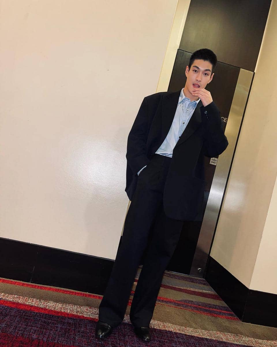 Krating Khunnarong mengenakan setelan jas sebagai inspirasi OOTD pria bergaya formal, rapi, dan elegan.