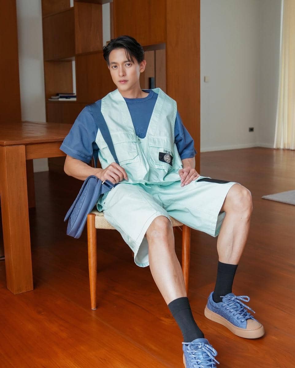 James Jirayu tampil mengenakan sepatu kets dalam gaya OOTD kasual yang dibagikan melalui akun Instagram pribadinya.