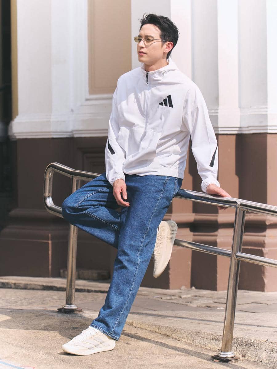 James Jirayu bergaya OOTD kasual mengenakan sepatu kets dalam unggahan di akun Instagram @jirayu_jj.