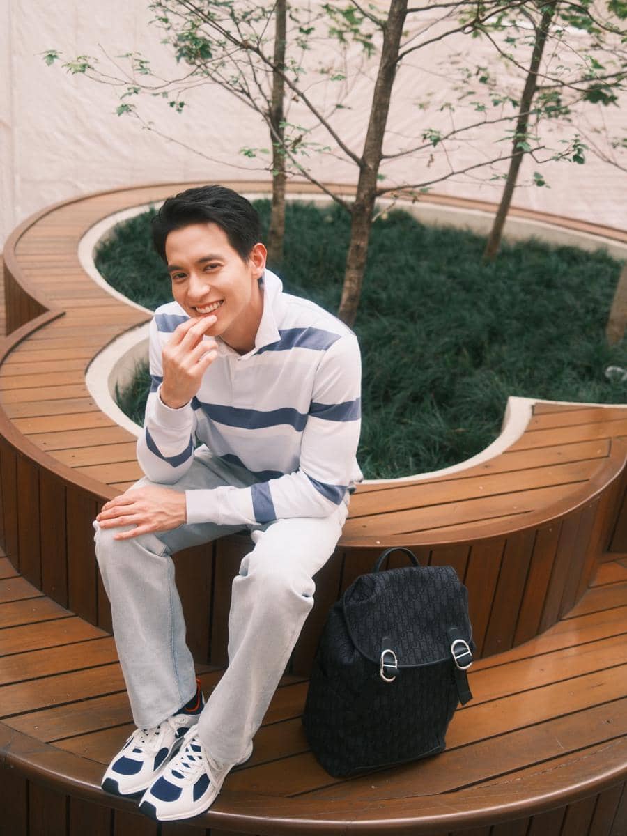 James Jirayu mengenakan OOTD kasual dengan sepatu kets, mengusung gaya busana santai yang modis dan rapi.