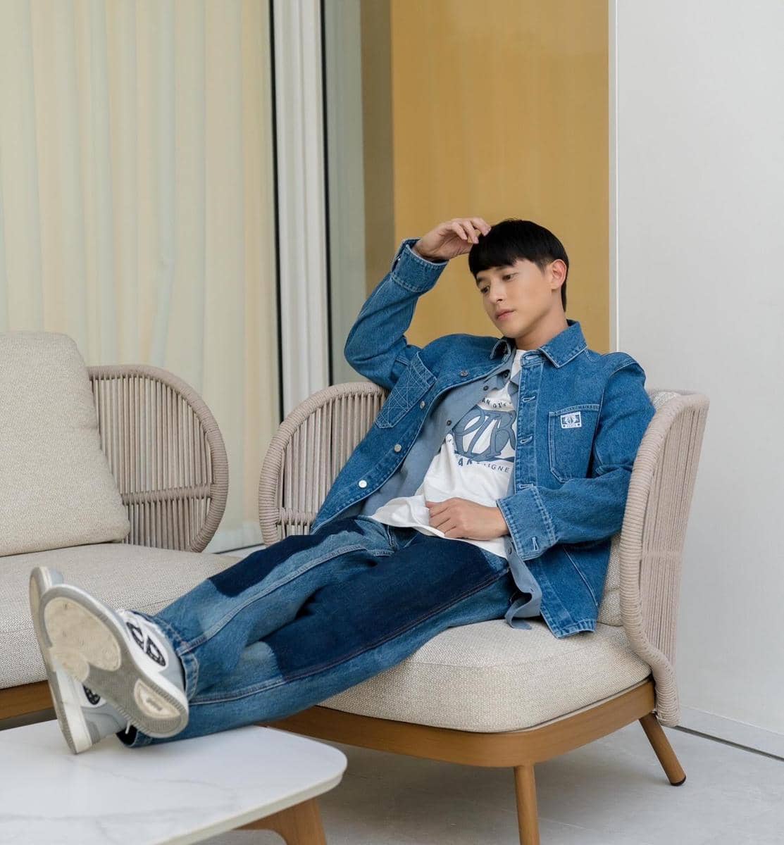 Potret OOTD James Jirayu memakai sepatu kets sebagai pelengkap gaya kasual dalam unggahan Instagram.