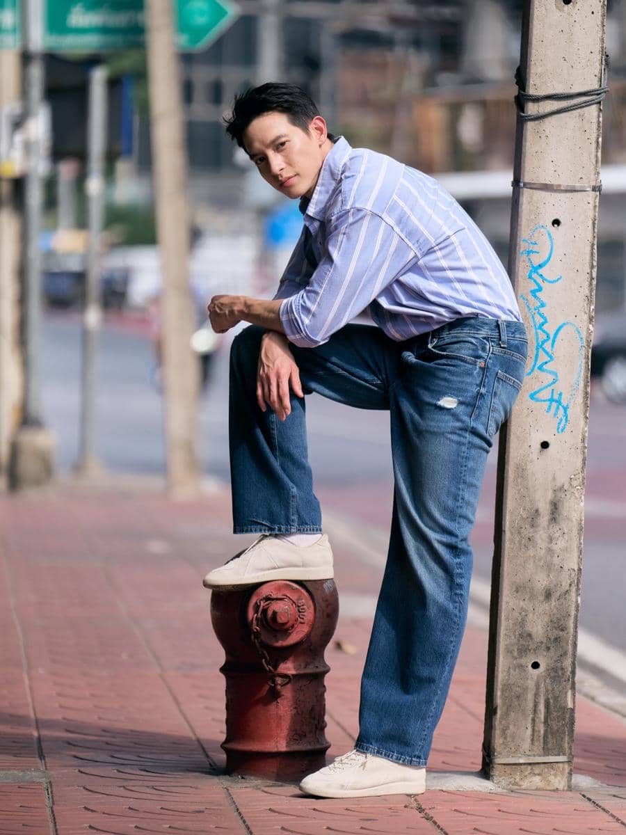 James Jirayu tampil dalam OOTD kasual dengan sepatu kets dalam unggahan di akun Instagram pribadinya.