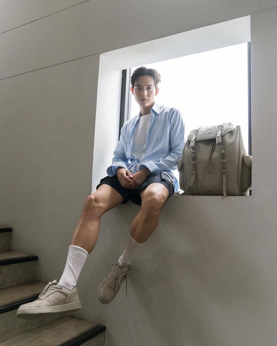 James Jirayu mengenakan busana kasual pria dengan sepatu kets sebagai inspirasi OOTD bergaya santai modern.