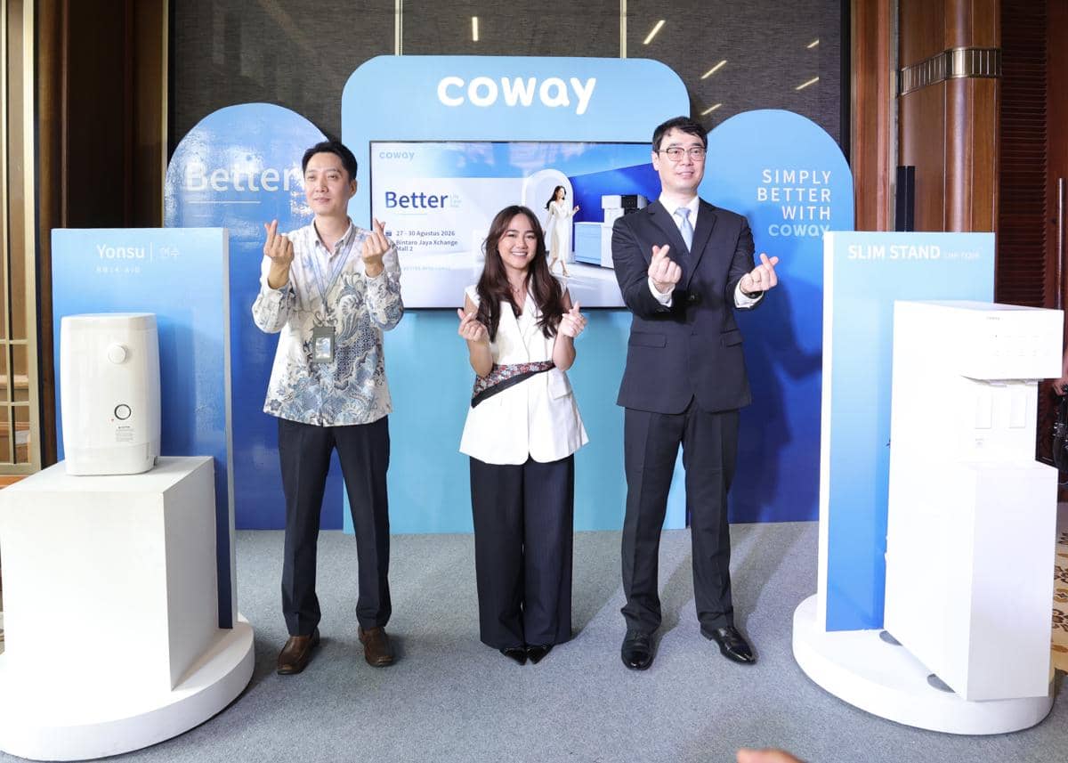 Foto 1 - (Kanan ke Kiri) - Jake Lee, President Director Coway Indonesia; Mharsally Violana, Chief of Marketing Department Coway Indonesia. Dennis Lee, Head of Marketing Division Coway Indonesia Resmi Perkenalkan Dua Produk Terbaru Coway, Sl.JPG
