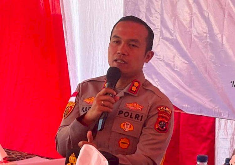 Potret Kapolres Sumba Timur AKBP Dr. I Kadek Hery Cahyadi dalam seragam resmi Kepolisian Republik Indonesia.