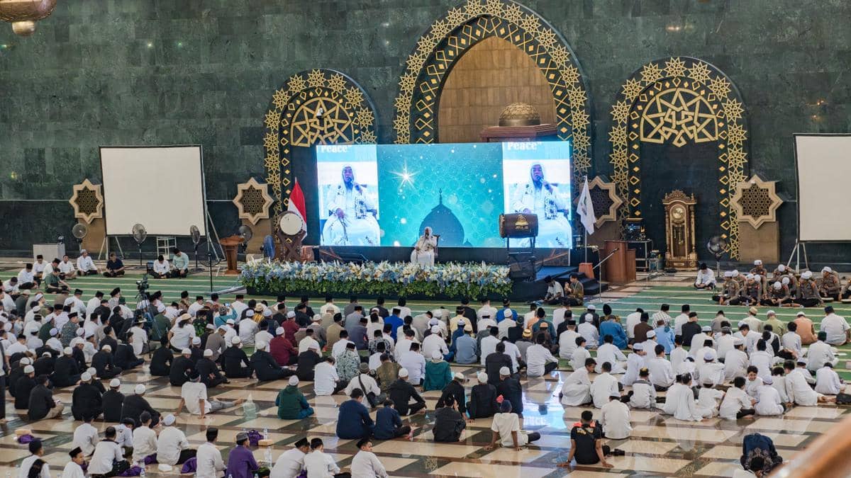 Suasana di Masjid Istiqlal, Jakarta Pusat, dengan arsitektur megah dan area ibadah sebagai latar kegiatan.