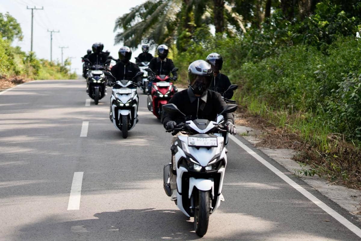Tips Aman Berkendara Motor Saat Hujan Abu dan Asap Karhutla Melanda