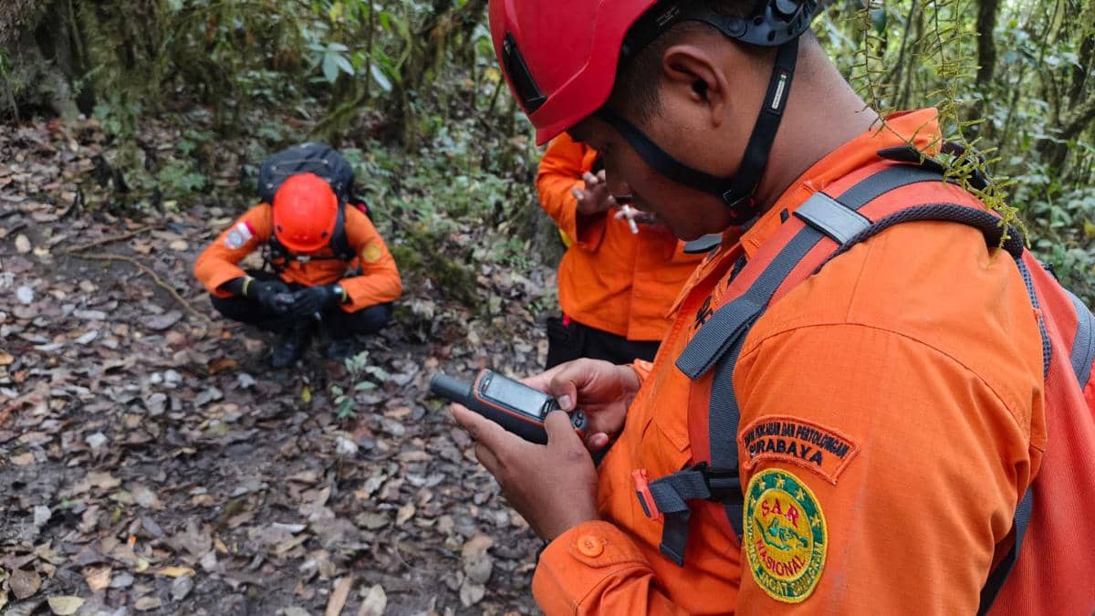 Tim SAR Surabaya mengevakuasi pendaki ilegal Gunung Semeru yang tersesat di jalur pendakian kawasan gunung.