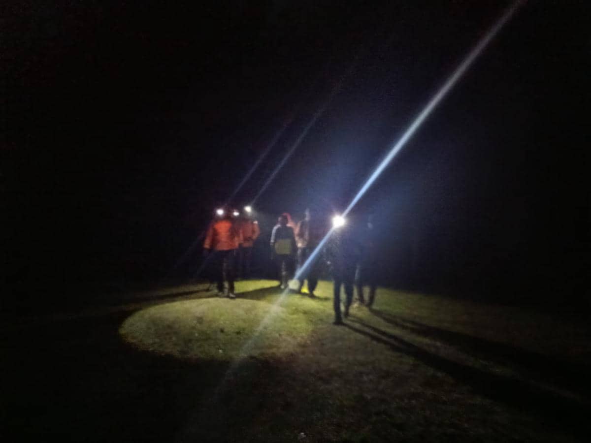 Tim SAR Surabaya mengevakuasi pendaki ilegal Gunung Semeru yang tersesat di medan pegunungan saat operasi penyelamatan.