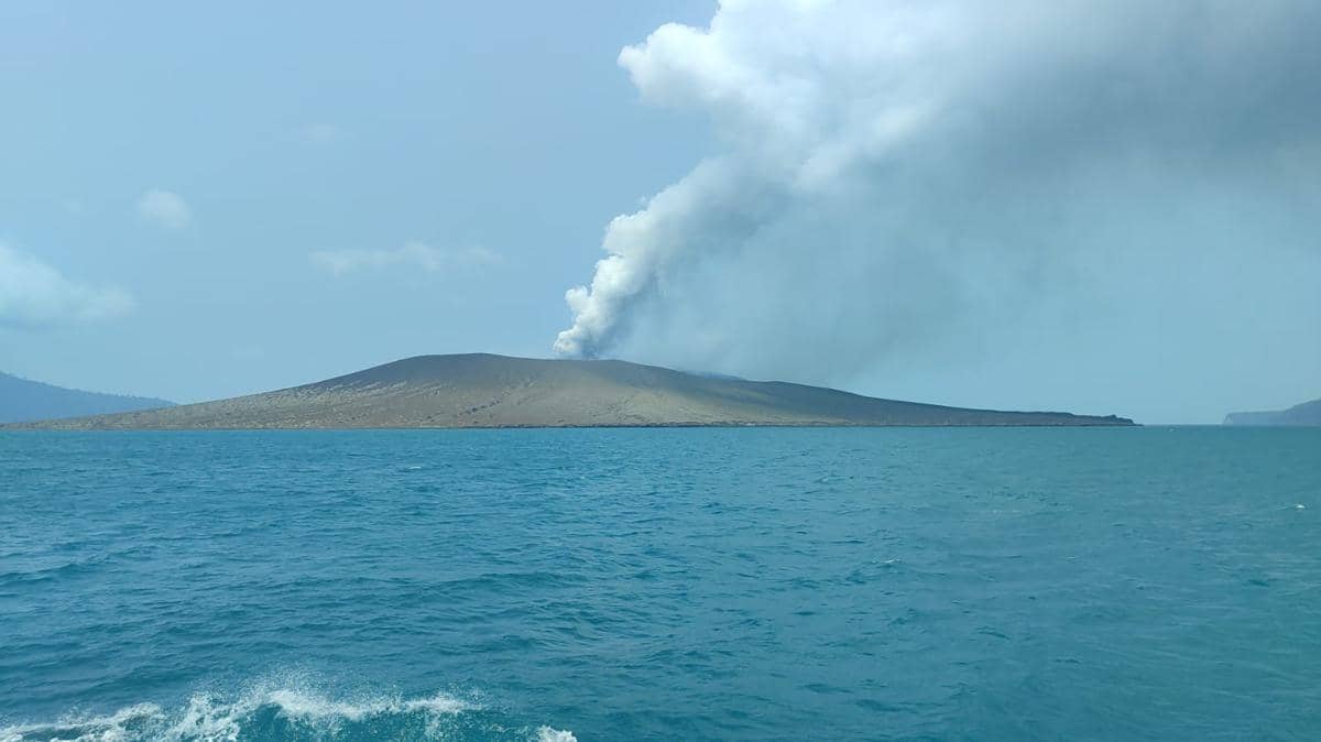 KRI Lepu-861 Pantau Anak Krakatau, Ketinggian Abu Vulkanik 2,1 Km