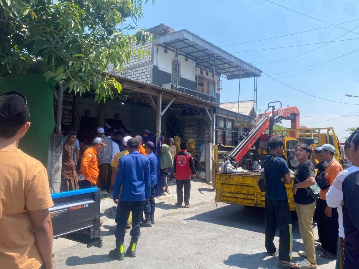 Pemakaman Jenazah Pemuda 200 Kg di Gresik, Damkar Kerahkan Crane