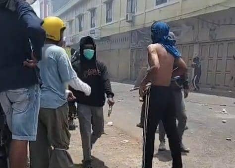 Dua kelompok warga terlibat bentrok di lokasi sengketa lahan di Jalan Ujung Bori, Kecamatan Manggala, Kota Makassar, Sulawesi Selatan, Rabu (9/9/2026) siang. (Dok. Istimewa)