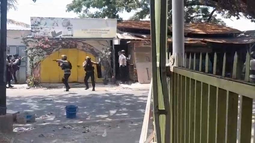Dua kelompok warga terlibat bentrok di lokasi sengketa lahan di Jalan Ujung Bori, Kecamatan Manggala, Kota Makassar, Sulawesi Selatan, Rabu (9/9/2026) siang. (Dok. Istimewa)
