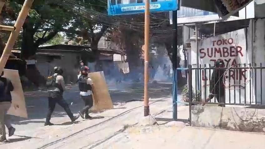 Dua kelompok warga terlibat bentrok di lokasi sengketa lahan di Jalan Ujung Bori, Kecamatan Manggala, Kota Makassar, Sulawesi Selatan, Rabu (9/9/2026) siang. (Dok. Istimewa)