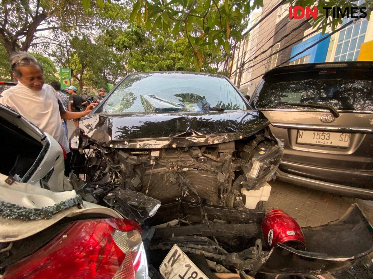 Kecelakaan Beruntun Mobil Alphard di Surabaya Gegara Sopir Ngantuk