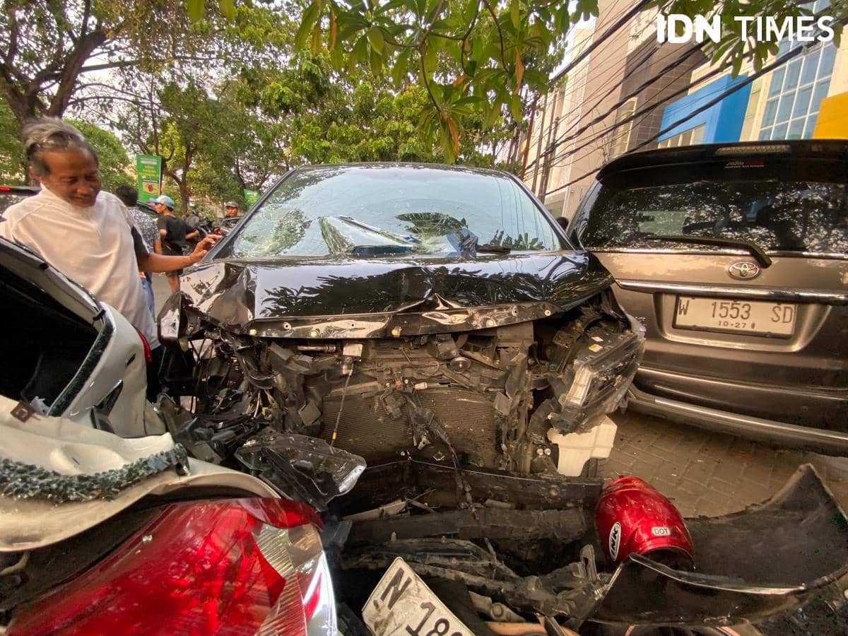 Alphard Kecelakaan Beruntun di Surabaya, Sejumlah Kendaraan Rusak