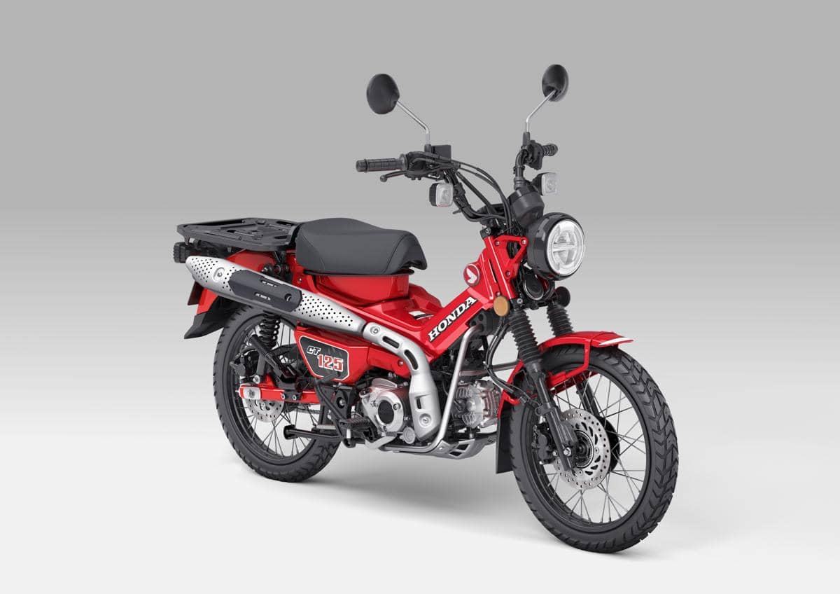Sepeda motor sport Honda berwarna merah dipajang di depan latar gelap, dengan harga Rp83,5 juta dari AHM.