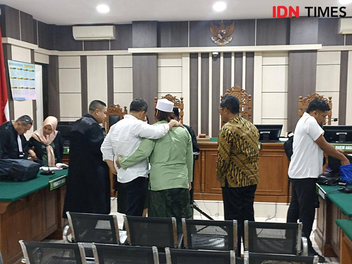 Gus Yazid dan tim kuasa hukum Zainal Abidin Petir saling berangkulan setelah sidang berlangsung.