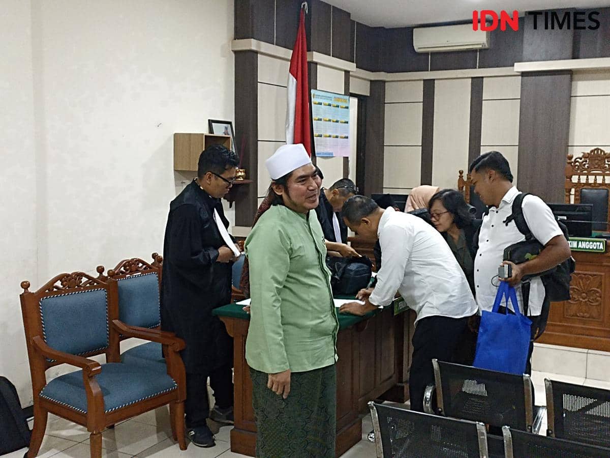 Gus Yazid berjalan usai sidang, meninggalkan area persidangan setelah agenda sidang berlangsung di pengadilan.